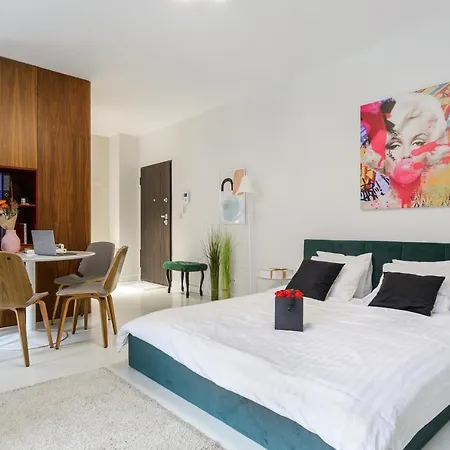 Modern With Access To The Pool Near Rondo Daszynskiego Station * Warsaw